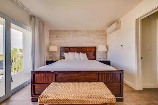 جناح ديلوكس بسرير كينج بشرفة بغرفة نوم واحدة مع أريكة، Skipjack Resort Marina 1/5
