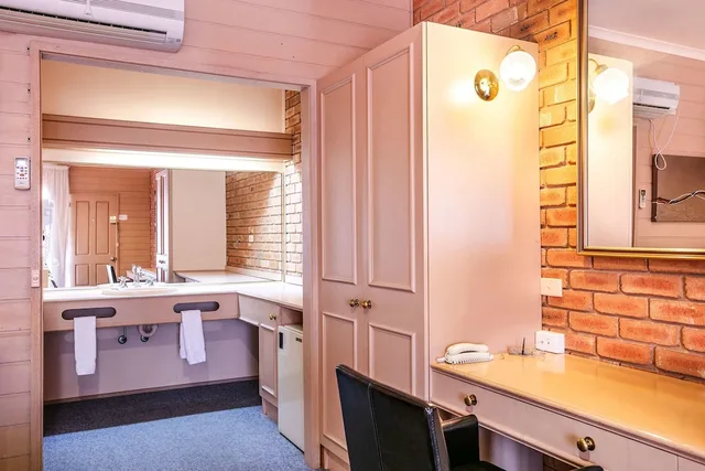 غرفة قياسية بسرير مزدوج وسريرين منفصلين في الطابق الأرضي، Quality Inn Colonial 8/8