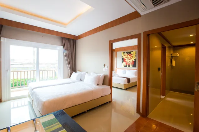 غرفة عائلية بسرير كينج وسريرين منفصلين بغرفتي نوم بمطبخ صغير، Romantic Khon Kaen Hotel 2/2