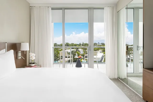 جناح غراند ديلوكس ركني بسرير كينج وسريرين كوين بشرفة، The Altair Hotel Bay Harbor Miami 4/8