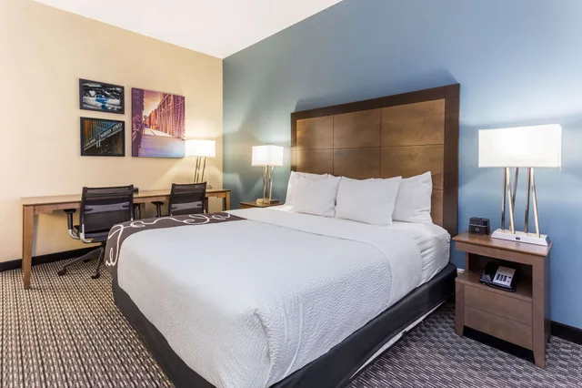 جناح بسرير كينج وسرير كوين بغرفة نوم واحدة مع سرير سحّاب إضافي، La Quinta Inn Suites By Wyndham Chicago Downtown 4/10