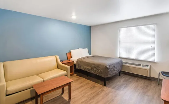 جناح بسرير كينج مع أريكة لذوي الإعاقة، WoodSpring Suites Port Orange - Daytona Beach 6/9