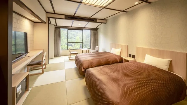 غرفة يابانية بسريرين منفصلين بأرضية تاتامي، HANAMAKI ONSEN HOTEL SENSHUKAKU 1/1