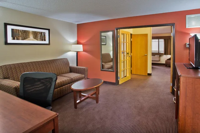 جناح بسرير كينج وسرير كوين بغرفة نوم واحدة مع أريكة، AmericInn by Wyndham Grand Forks 3/3