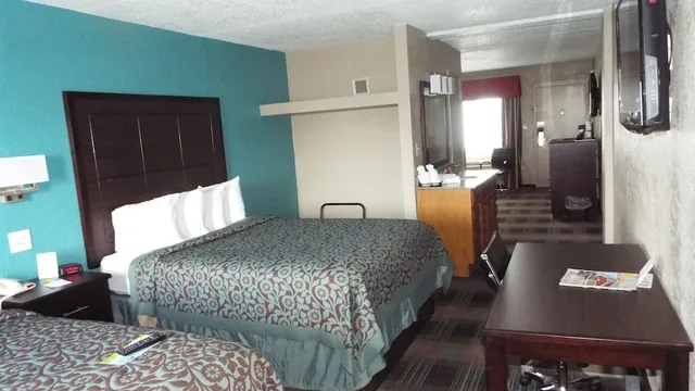 Suite, 2 Queen Beds, Sofa, Economy Suites Springfield - I-44 4/4