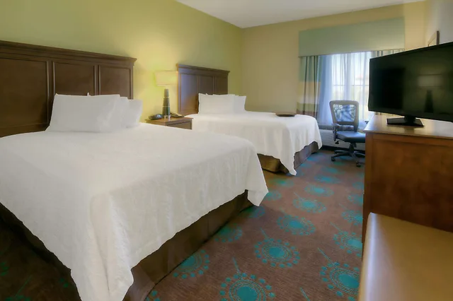 غرفة بسريرين كوين مع أريكة لذوي الإعاقة، Hampton Inn & Suites Destin 2/10