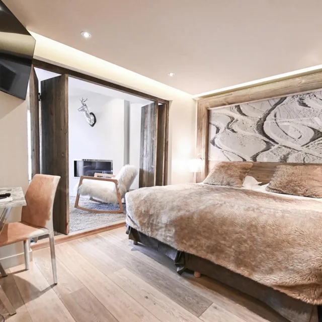 غرفة سوبيريور بسرير مزدوج بإطلالة على الجبل بمنطقة جلوس، Hôtel Tsanteleina 1/8