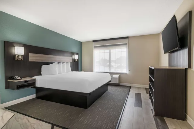 جناح بسرير كينج مع أريكة بحوض جاكوزي، Best Western Prime Inn & Suites 1/1