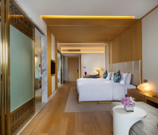 غرفة ديلوكس بسريرين منفصلين، Thousand Cranes Sanya Yazhou Bay Int'l Exchange Centre, Curio by Hilton 1/3