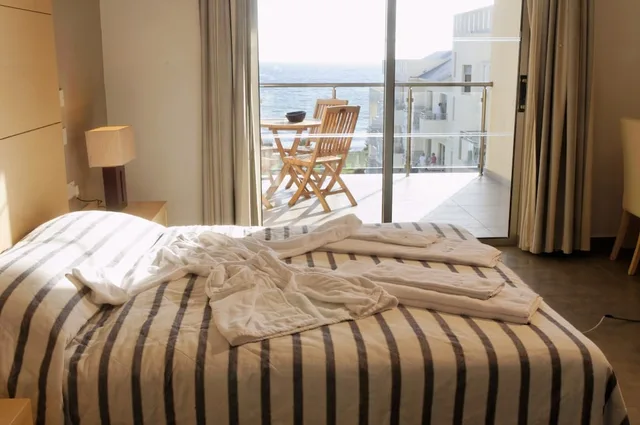 جناح سوبيريور بسرير مزدوج بإطلالة على البحر بشرفة بغرفة نوم واحدة مع أريكة، Capital Coast Resort & Spa 4/5