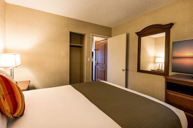 جناح بإطلالة على البحر مفردة بسرير كوين مع أريكة، Ebb Tide Oceanfront Inn 2/3