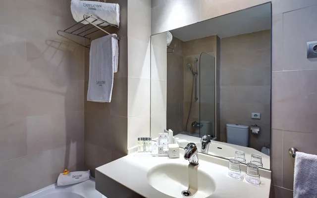 غرفة بسريرين منفصلين بإطلالة على البحر بشرفة، Kalma Sitges Hotel 6/6