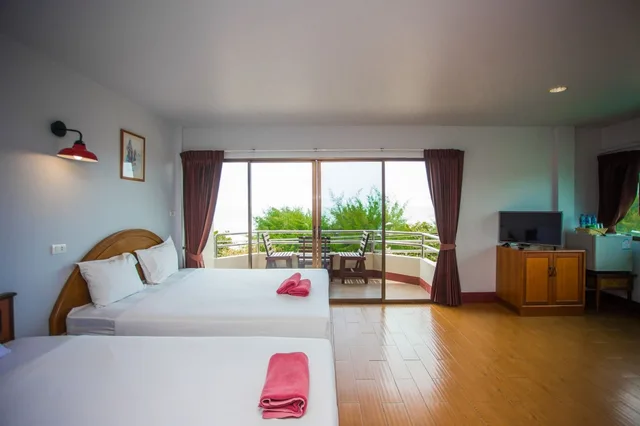 غرفة عائلية بسرير كينج وسرير فردي بإطلالة على البحر، Cha-Am Villa Sun Hotel 1/6