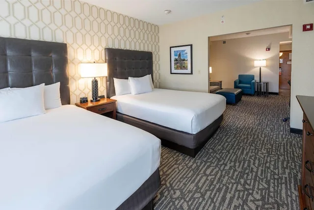 غرفة بسريرين كوين مع أريكة في طابق مرتفع، Drury Plaza Hotel St Louis Chesterfield 1/7