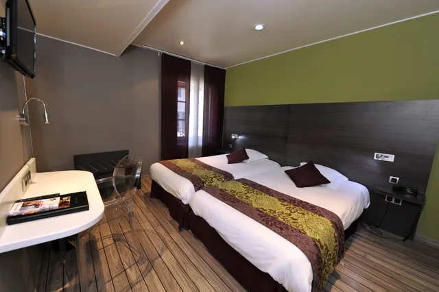 Superior, Twin Beds, Hotel de Bourgogne 3/5
