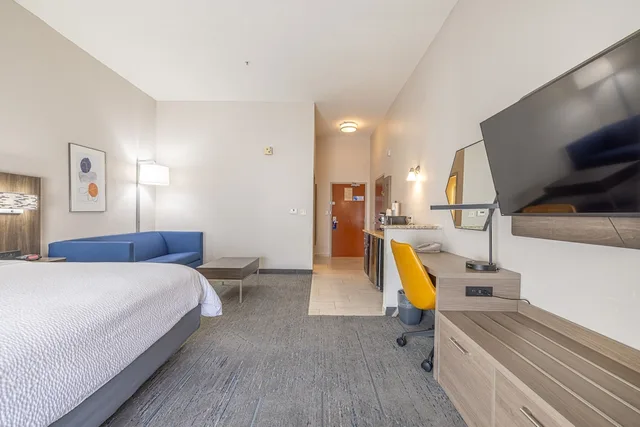 جناح بسرير كينج بغرفة نوم واحدة مع أريكة، Holiday Inn Express Hotel Suites College Station 1/10