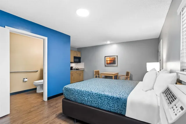 Efficiency, Queen Bed, Accessible، Suburban Studios Stuart near Federal Hwy 1 1/7
