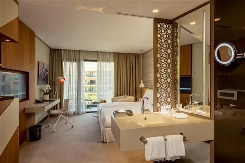 غرفة سوبيريور بسرير مزدوج بإطلالة على المسبح بشرفة، Radisson Blu Hotel Marrakech Carre Eden 1/1