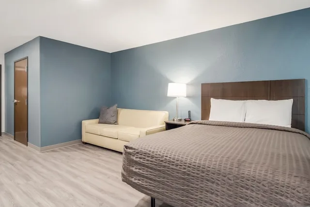جناح بسرير كوين مع أريكة، WoodSpring Suites Knoxville West 1/10
