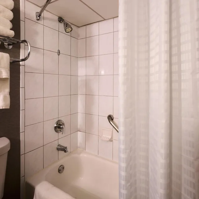 جناح جونيور، Radisson Hotel Hauppauge-Long Island 6/6