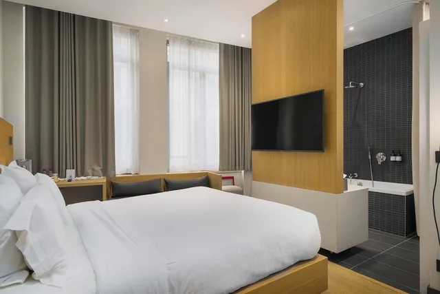غرفة سيغنتشر بسرير كوين بحوض استحمام، MAISON NO 1/10