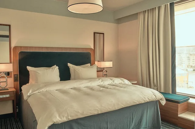 جناح بسرير كينج بإطلالة على البحر بشرفة مع أريكة، Quality Hotel Klubben 1/3