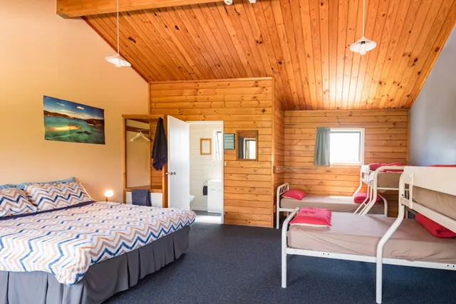 غرفة عائلية بسريرين منفصلين وسرير كوين وسرير بطابقين، Bay of Islands Lodge 3/9