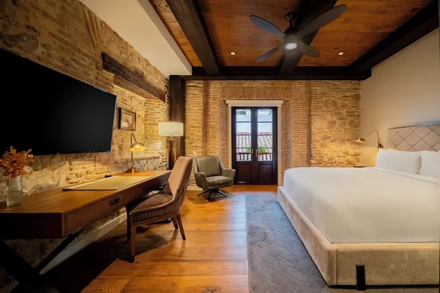 Casco, Queen Bed، Hotel La Compania In The Unbound Collection By Hyatt 5/10