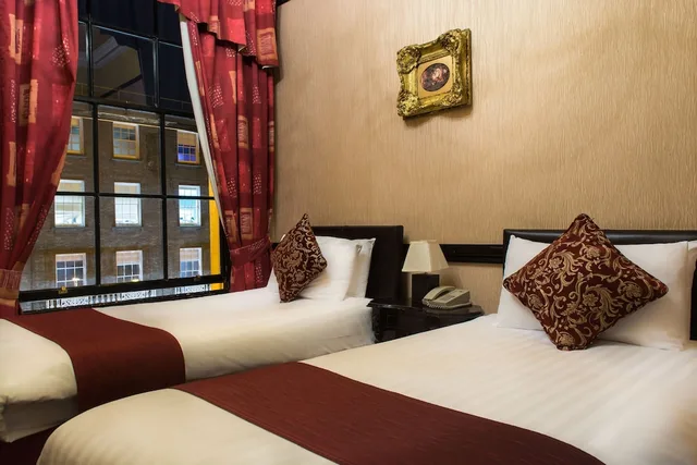 غرفة بسريرين منفصلين، Russell Court 6/10