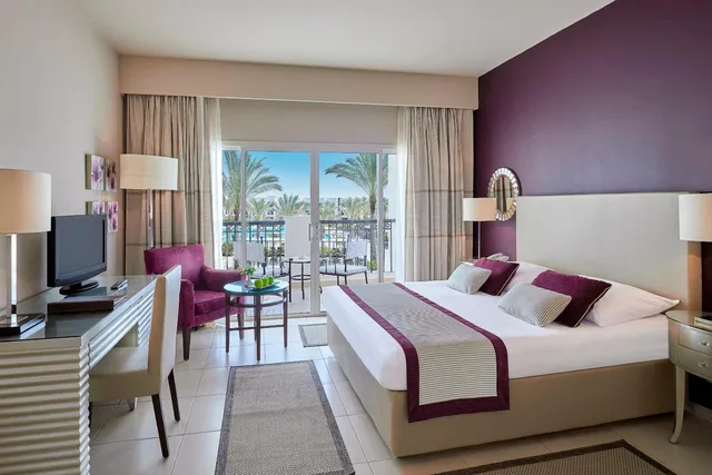 غرفة سوبيريور بسرير كوين، Jaz Crystal, Almaza Bay 1/2