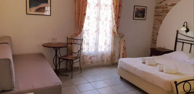 جناح جونيور، Naxos Palace 1/2
