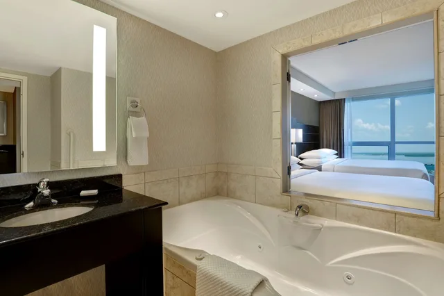 Room, 2 Queen Beds, Partial Falls View, Sofa, Jetted Tub، Embassy Suites By Hilton Niagara Falls Fallsview 5/7