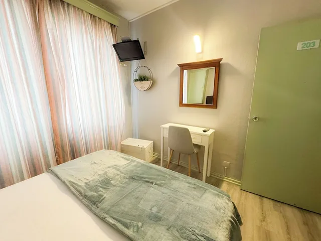 Multiple Bedrooms, Basic, Triple, 1 Double and 1 Single Bed, Accessible، Monaco 9/10