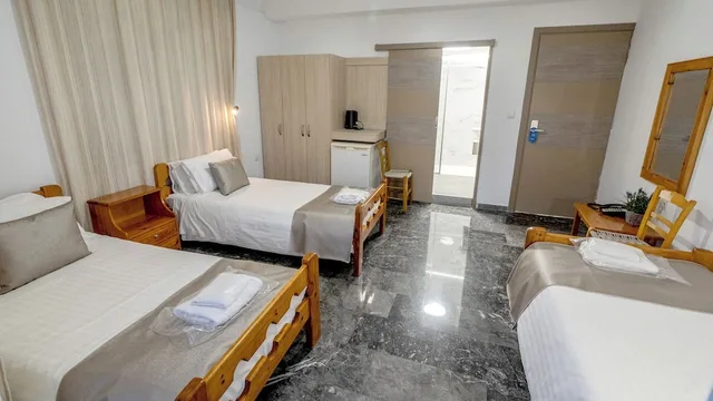 غرفة قياسية ثلاثية بثلاثة أسرّة بإطلالة جزئية على البحر، Klinakis Beach Hotel 3/10