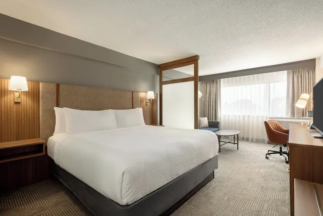غرفة قياسية بسرير كينج مع أريكة، Holiday Inn Virginia Beach - Norfolk 2/6