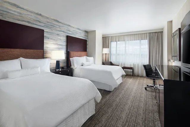 غرفة تقليدية بسريرين مزدوجين بإطلالة على المدينة، The Westin Washington National Harbor 1/7