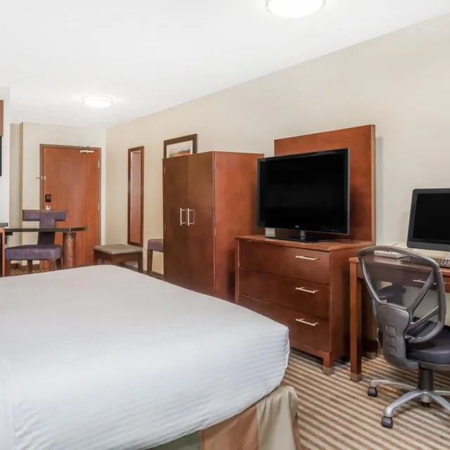 Efficiency, King Bed, Queen Bed، Ramada by Wyndham Carlyle 1/12