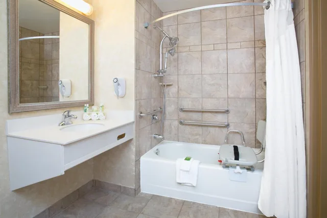 جناح بسرير كينج مع أريكة لذوي الإعاقة، Holiday Inn Express and Suites Minot 1/1
