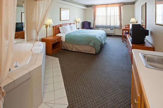 جناح بسرير كينج بحوض جاكوزي لذوي الإعاقة، Country Inn & Suites By Radisson Lansing MI 3/3