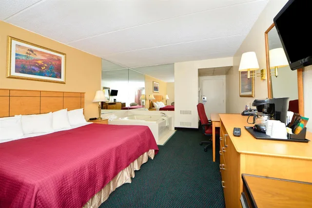 جناح بسرير كينج بحوض جاكوزي، Americas Best Value Inn and Suites St Cloud 1/2