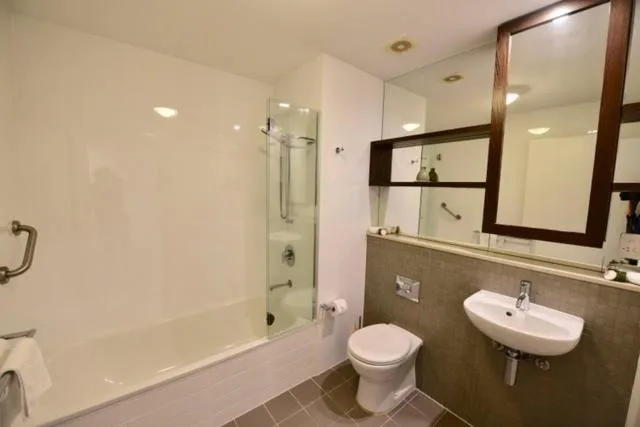 3 Bedrooms, Bay, Penthouse، East on Byron 6/8