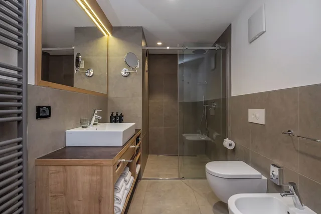 جناح بسرير كينج وثلاثة أسرّة، Hotel Palace Ravelli 4/4