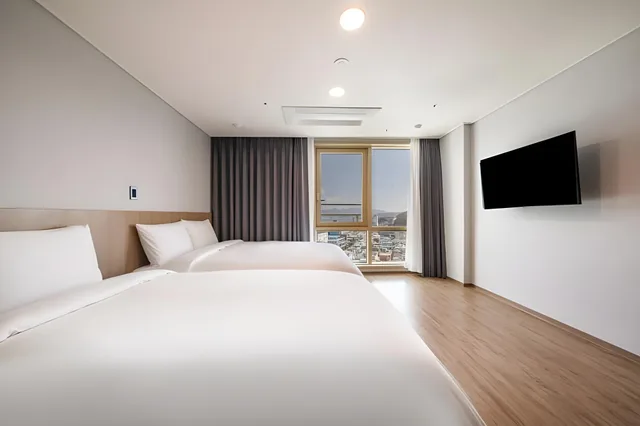 غرفة عائلية بسريرين منفصلين بإطلالة على البحر، Hotel Kenny Yeosu 1/3