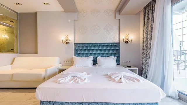 Suite, Queen Bed, Sea View, Sofa, Indoor Jetted Tub، Art Boutique Hotel 1/5