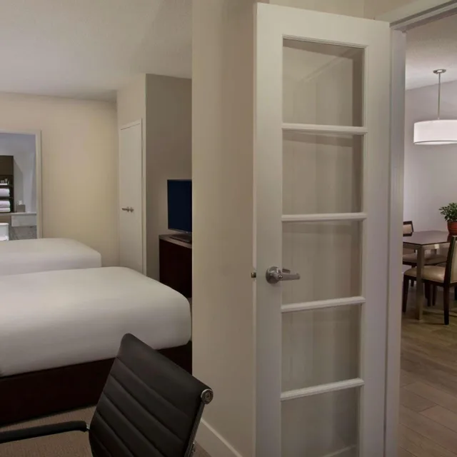 جناح بسرير مزدوج بغرفة نوم واحدة مع أريكة بمطبخ، Hilton Toronto Markham Suites Conference Centre Spa 5/5
