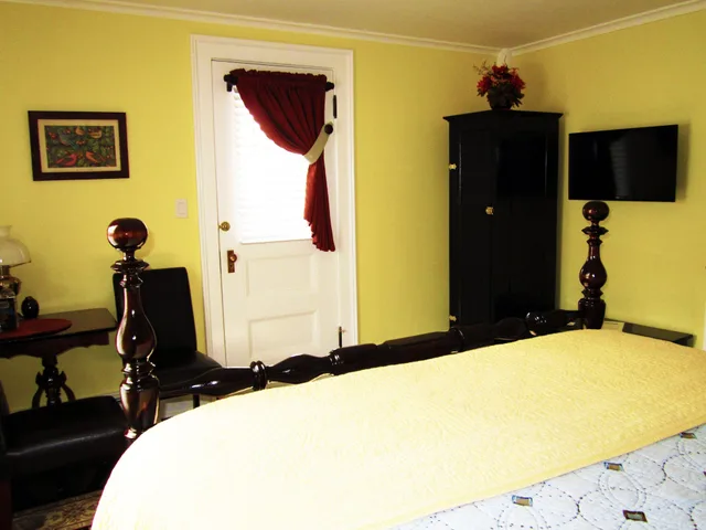 جناح ديلوكس بسرير كوين بشرفة في الطابق الأرضي، Baldwinsville Bed and Breakfast 1/3