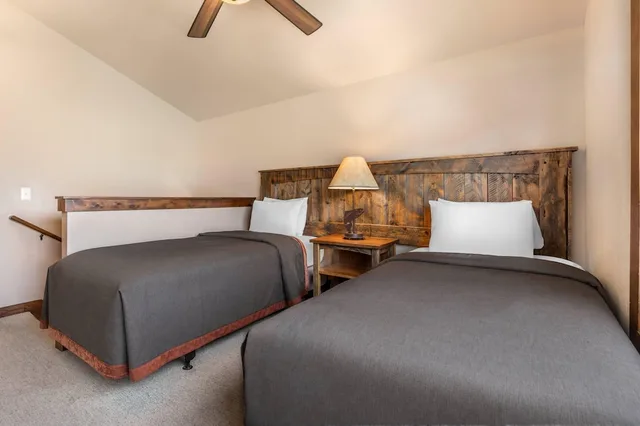 جناح بسرير كينج وسريرين منفصلين بإطلالة على النهر مع أريكة، Yellowstone Valley Lodge Ascend Hotel Collection 4/8