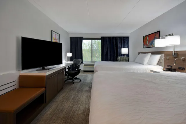 غرفة بسريرين مزدوجين، Hilton Garden Inn Detroit Metro Airport 1/2