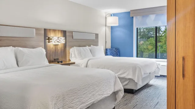 Suite, Multiple Beds, Holiday Inn Express Hotel And Suites Manchester Airport 3/10
