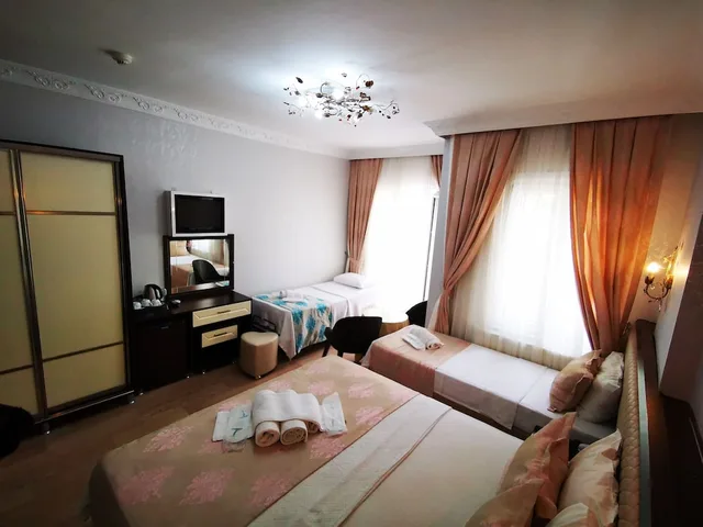 غرفة عائلية رباعية بسرير مزدوج وسريرين منفصلين، Hotel Broken Column 2/9